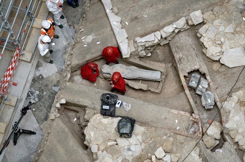 Archäologen bei Ausgrabungen im Bereich des Querschiffs. – Bild: ARTE France/​ZED