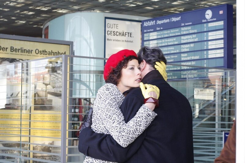 Werden sich ihre Wege trennen? Emily Körner (Anna Schäfer, l.) und Julius Aden (Günter Barton, r.). – Bild: SAT.1