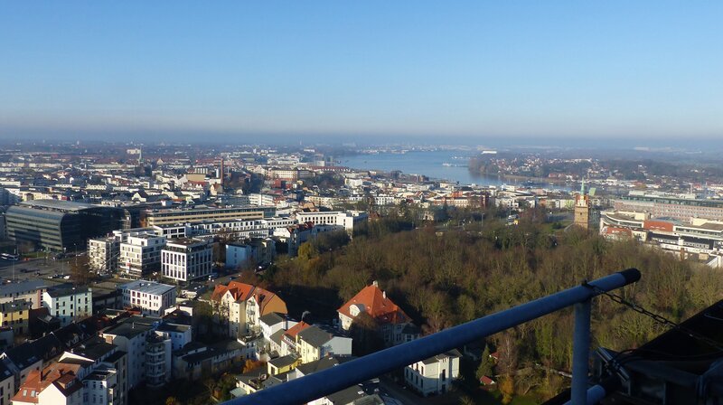 Blick aus 80 Meter Höhe vom Hochhausdach in der Rostocker Innenstadt über die Warnow in Richtung Ostsee – Bild: NDR/​ExtraVista Film & TV Rostock