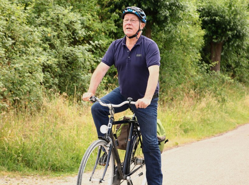 Filmemacher Armin Maiwald (Foto) und sein Team haben sich aufs Fahrrad geschwungen und suchen rund ums Ruhrgebiet nach spannenden Geschichten. Kann für beide Teile verwendet werden! – Bild: WDR/​Flash Film