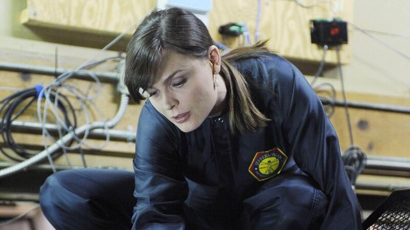 Auf einer Bowlingbahn werden in der maschinellen Pinaufhängung die völlig zerquetschten Überreste des Hobby-Bowlers Jeff Fowler gefunden. Brennans (Emily Deschanel) Untersuchungen laufen zunächst in eine Sackgasse. – Bild: RTL /​ FOX