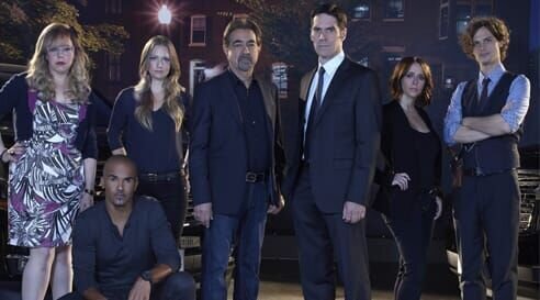 L-R: Penelope Garcia (Kirsten Vangsness), Derek Morgan (Shemar Moore), Jennifer „JJ“ Jareau( A.J. Cook), David Rossi (Joe Mantegna), Aaoron Hotcher (Thomas Gibson), Kate Callahan (Jennifer Love Hewitt) und Dr. Spencer Reid (Matthew Gray Gubler). – Bild: TF1