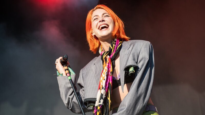 Alli Neumann auf der Bühne während des PULS Open Air Festivals auf Schloss Kaltenberg. – Bild: ZDF und BR, Kaethe deKoe