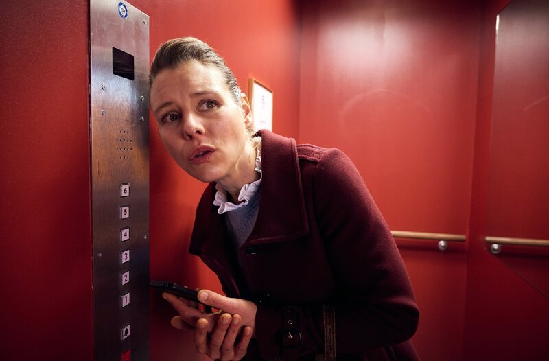 Kriminalhauptkommissarin Hermine Grill (Xenia Tiling) steckt im Aufzug des Hotels fest. – Bild: BR/​ARD Degeto Film/​Hager Moss Film GmbH/​Bernd Schuller