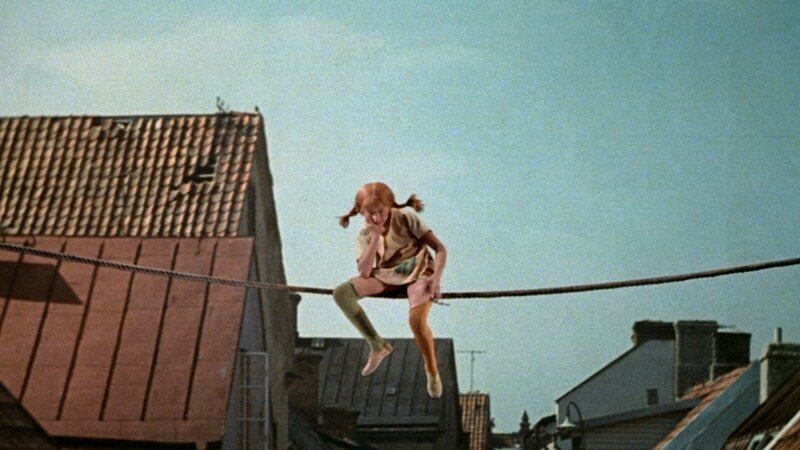 Mit einem Hochseilakt gelingt es Pippi (Inger Nilsson) ihren Freunden Geld für neue Kleidung zu beschaffen. – Bild: ZDF