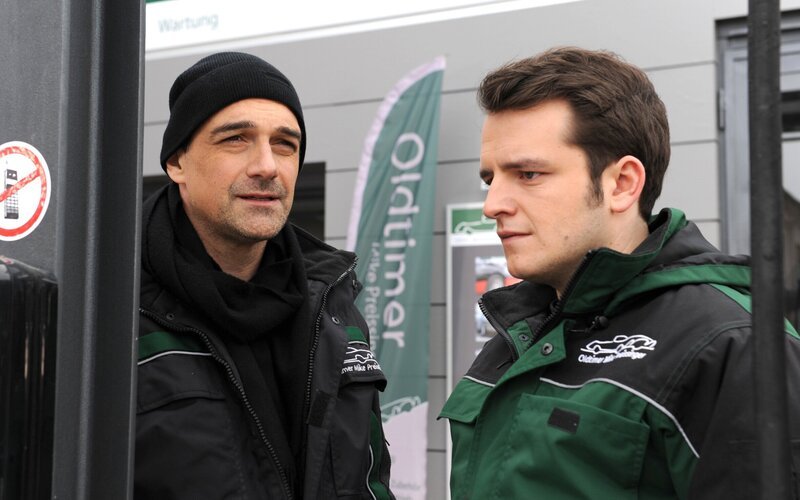 Bezüglich Fannys Autounfall kommt Mike und Flori ein ungeheuerlicher Verdacht. Von links: Mike Preissinger (Harry Blank) und Florian Brunner (Tommy Schwimmer). – Bild: BR/​Marco Orlando Pichler