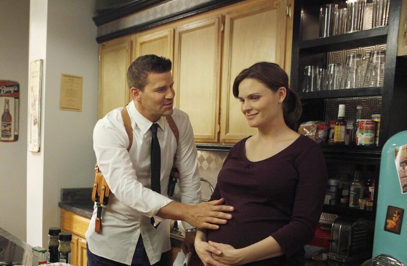 Booth (David Boreanz) und Brennan (Emily Deschanel) beschäftigen sich mit der Frage, wo sie zukünftig miteinander leben wollen und wie sie mit Brennans üppig anschwellendem Körperumfang umgehen können. – Bild: RTL