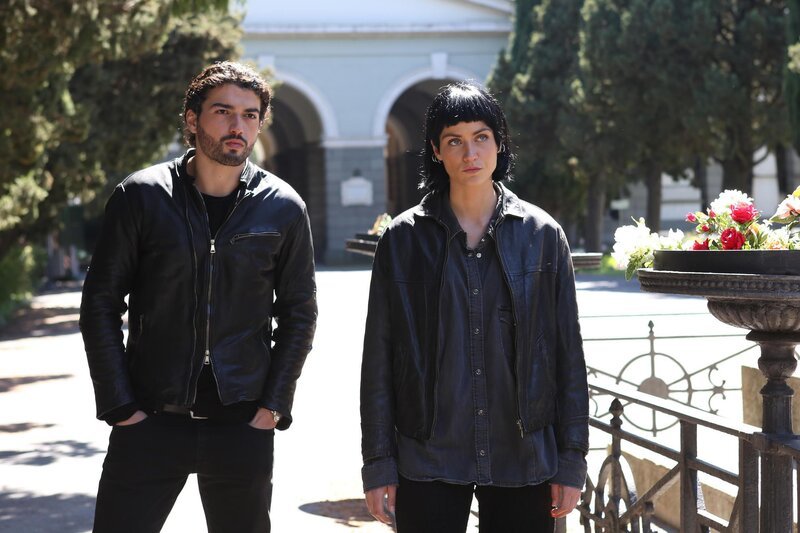 Lorenzo (Giacomo Giorgio) und Alex (Sophie Pfennigstorf) wohnen der Beerdigung von Matteos und Laras Vater bei. Haben sie etwas mit seinem Tod zu tun? – Bild: Fremantle Distribution