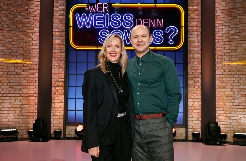 Treten bei „Wer weiß denn sowas?“ an: Die Schauspielerin Anna Schudt (l.) und ihr Ehemann, der Schauspieler Moritz Führmann (r.). – Bild: ARD/​Morris Mac Matzen