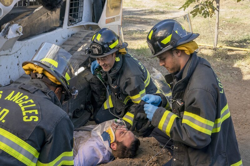 Harrison Meeks (Riley Schmidt, unten); Howie „Chimney“ Han (Kenneth Choi, oben); Eddie Diaz (Ryan Guzman, r.) – Bild: Jack Zeman