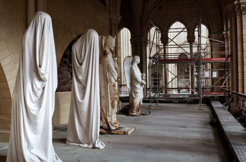 Nach dem Brand warten diese Statuen auf ihre Evakuierung. – Bild: ARTE France/​ZED