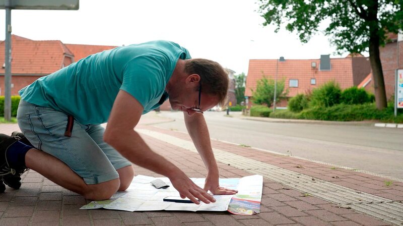 Thilo Tautz auf der Suche nach dem optimalen Weg. – Bild: NDR/​Vanessa Kossen