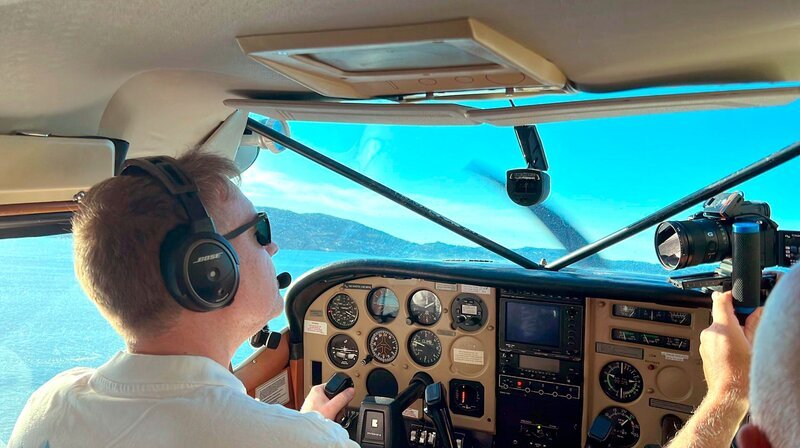Daniel Boden, Gründer von „Scandinavian Seaplanes“, beim Start von seiner Basis bei Bergen in Südnorwegen. – Bild: phoenix/​ZDF/​Christian Bock