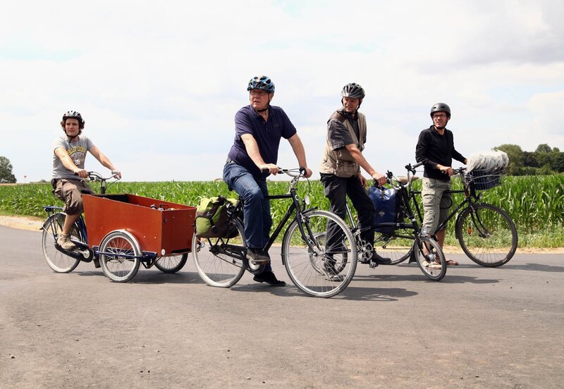 Filmemacher Armin Maiwald (2.v.l.) und sein Team haben sich aufs Fahrrad geschwungen und suchen rund ums Ruhrgebiet nach spannenden Geschichten. v.l. Rupert Scheele (Kameraassistent), Armin Maiwald, Kai von Westermann (Kamera) und Peter Torringen (Ton) Kann für beide Teile verwendet werden! – Bild: WDR/​Flash Film