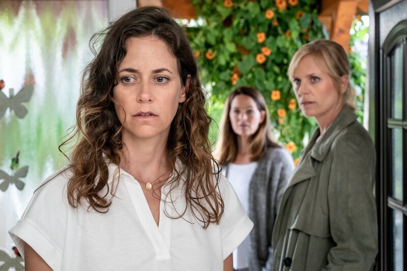 Carolin Roloff (Anja Knauer, l.) ist geschockt. Ihre Tochter war offenbar schwanger. Nachbarin Anja Pietsch (Hannah Ley, M.) hat davon gewusst und berichtet, dass ihr Sohn Karl und Lili das Kind behalten wollten. Ina Zimmermann (Melanie Marschke, r.) beobachtet die Situation aufmerksam. – Bild: Uwe Frauendorf /​ ZDF und Uwe Frauendorf