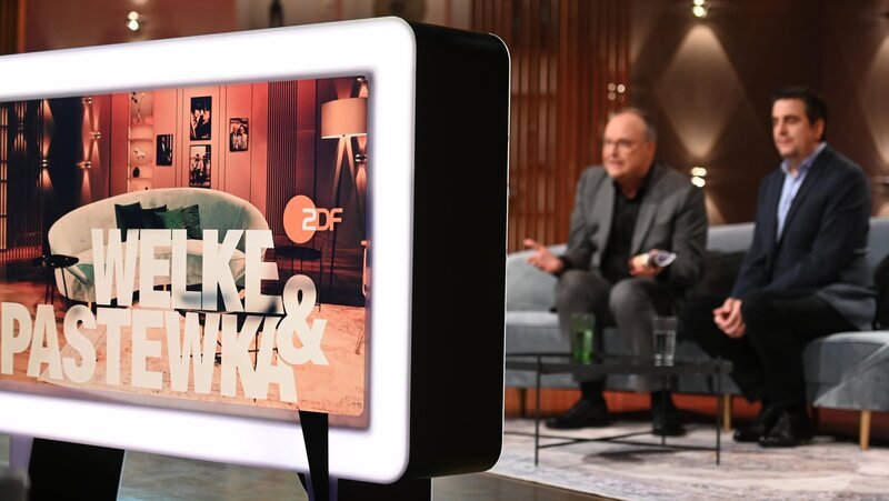Oliver Welke (l.) und Bastian Pastewka (r.) präsentieren „Welke & Pastewka – Wiedersehen macht Freude!“. – Bild: ZDF
