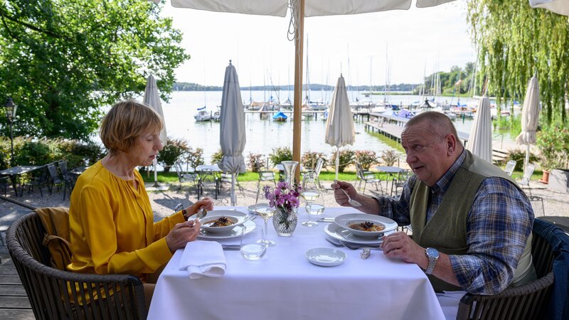 Rechtsmedizinerin Dr. Helene Sturbeck (Katharina Blaschke, l.) und Chefkommissar Jan-Hinrich Reuter (Udo Kroschwald, r.) gönnen sich eine Mittagspause in einem der besten Fischrestaurants Wismars – der „Kombüse“. Doch das Essen wird jäh unterbrochen. – Bild: ZDF /​ Meyerbroeker