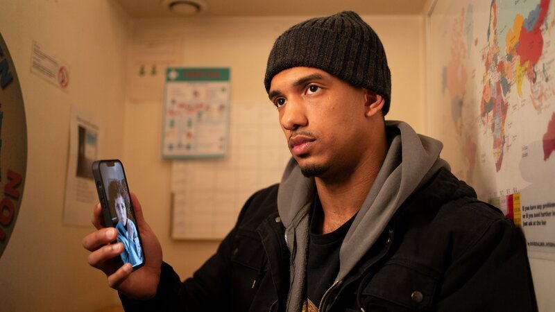 Tayé (Karim Ben Mansur) telefoniert mit seiner Mutter. – Bild: Georges Pauly /​ ZDF