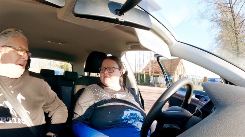 Sandra tritt zu einer weiteren Fahrstunde an – Bild: RTLZWEI