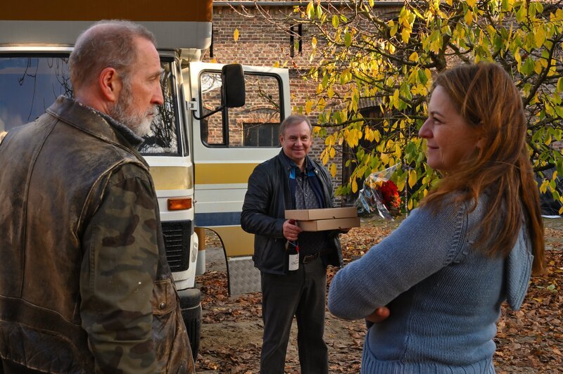 Überraschungsbesuch bei alten Freunden: Georg Weiser (Joachim Król, M.) auf dem Hof von Petra Schultheiss (Martina Gedeck, r.) und Jürgen König (Peter Lohmeyer, l.). – Bild: ZDF und Hardy Spitz.