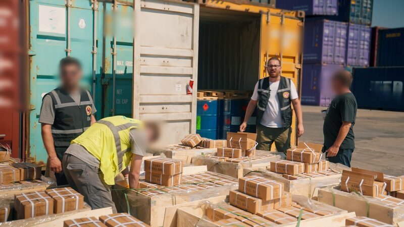 Clothing is found on passengers traveling from Milan. A truck is measured/​inspected at Haydarpaşa. Shoes are seized from a passenger traveling to America. – Bild: Warner Bros. Discovery