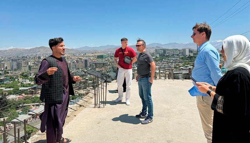 ARD-Südasien-Korrespondent Markus Spieker (2. v. re.) begleitet eine internationale Reisegruppe auf einer Rundreise durch Afghanistan. – Bild: MDR