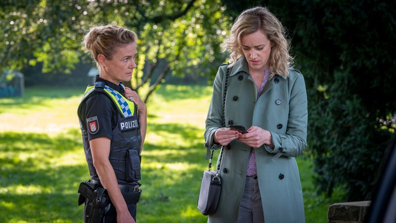 In Franzis (Rhea Harder-Vennewald, l.) Gegenwart bekommt Anna Palmer (Judith Richter, r.) ein Lebenszeichen ihrer Tochter Zoe. – Bild: Boris Laewen /​ ZDF