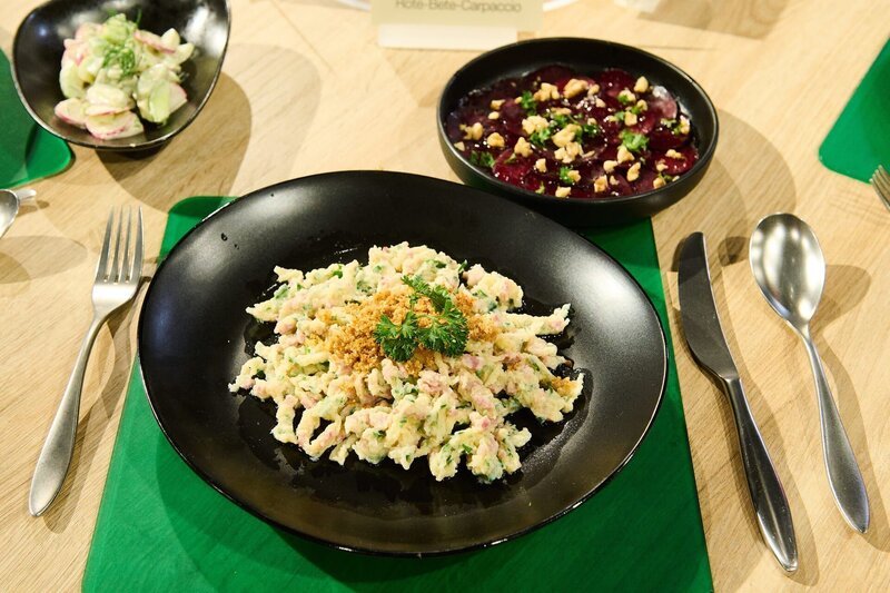 Leibgericht: Wurstspätzle mit Semmelbrösel-Schmelze und Rote-Bete-Carpaccio von Paul Berger – Bild: Gunnar Nicolaus