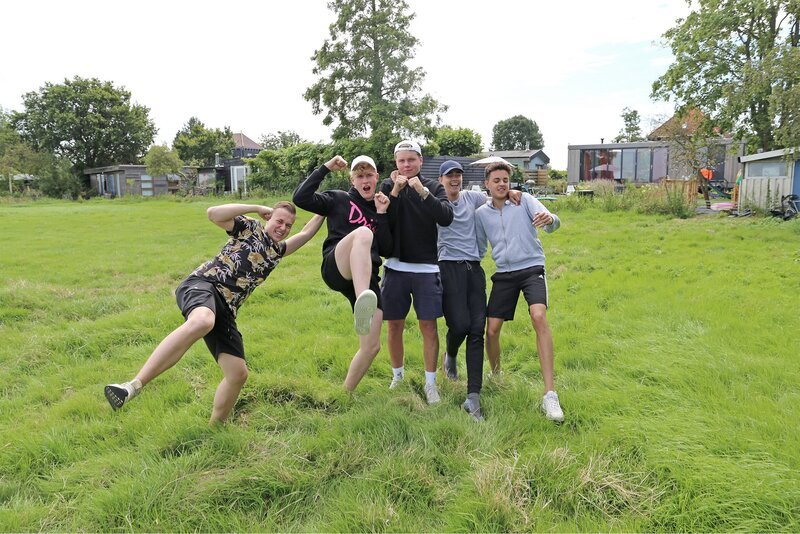 Tschaka! Nach dem Box-Training geht die Action zu Hause weiter. Alex, Mark, Jeppe, Luke und Ruben arbeiten an der perfekten Form und Haltung. – Bild: KiKA/​Wessel de Groot