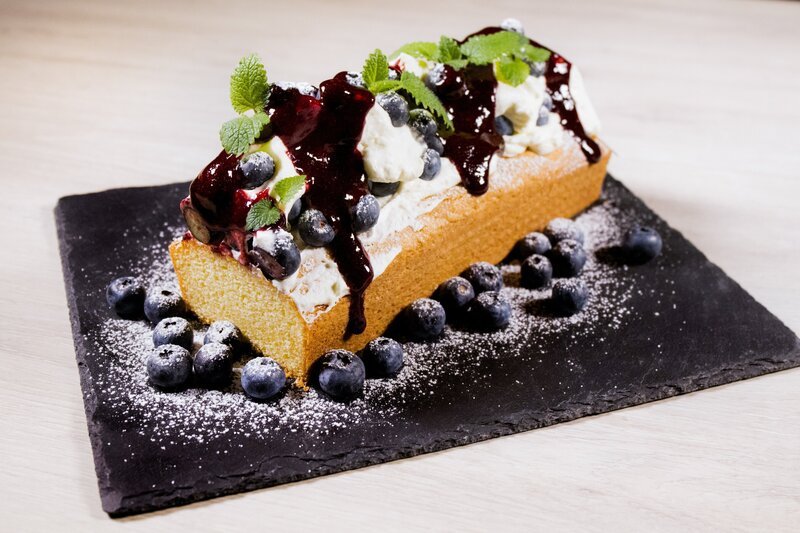 „Zitronenkuchen mit Heidelbeeren“ von Eveline Wild. – Bild: ORF/​Interspot