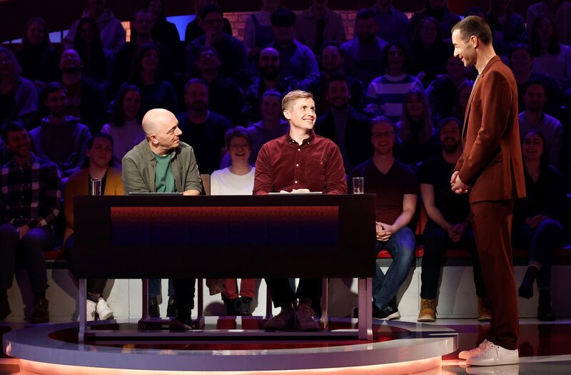 Moderator Kai Pflaume (r.) mit Rateteam-Kapitän Bernhard Hoëcker (l.) und Komiker Till Reiners (M.). – Bild: ARD/​Morris Mac Matzen