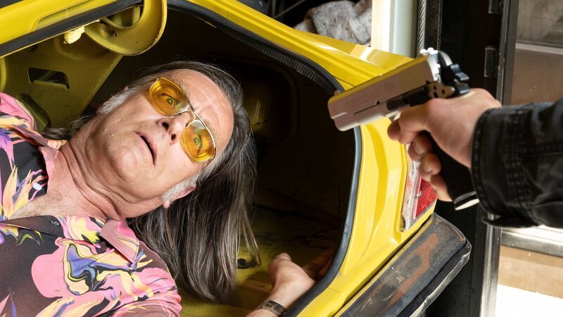 Schrotti in Gefahr: Der Kfz-Mechaniker Karl-Heinz Schrothmann (Michael Gaedt) hat mit Yoga ein neues Hobby gefunden. Doch als sein Yogalehrer erschlagen aufgefunden wird, manövriert er sich tiefer in den Mordfall, als ihm lieb ist. – Bild: ZDF