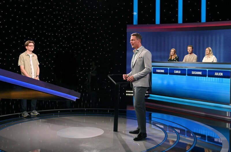 Moderator Alexander Bommes (M.) mit den Kandidat:innen: Fabienne Röhtz (3.v.r.), Carlo Bermes (2.v.r.), Susanne Borchert (r.), Julien Marten (l.). – Bild: ARD/​Uwe Ernst