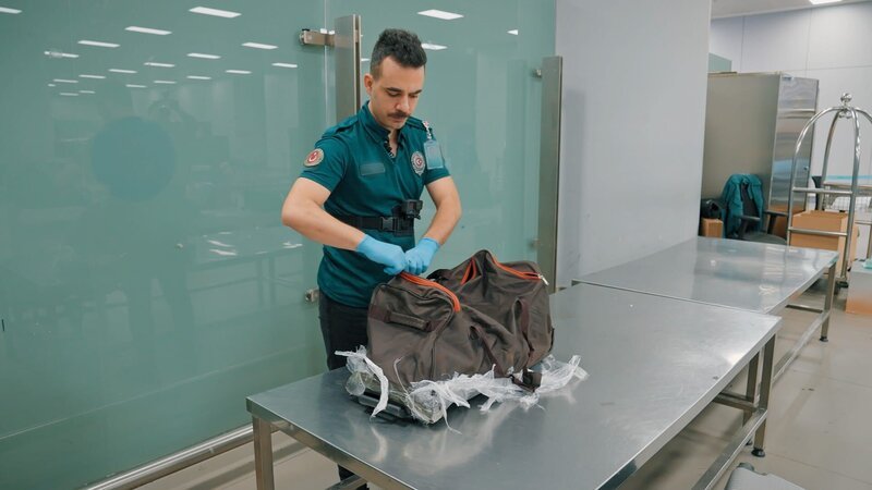 Qatar fog lights, Uzbek meat destroyed, French powder tested. – Bild: Warner Bros. Discovery /​ Caner Can