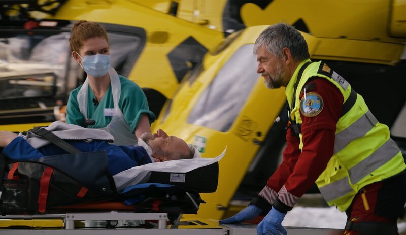 Ein Patient wird nach dem Hubschraubertransport an der Klinik übergeben. – Bild: me:works /​ ZDF /​ me:works