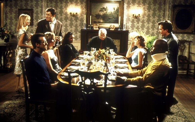 (v.l.n.r.) Caitlin (Heather Locklear), Stuart (Alan Ruck), Deirdre (Beth Littleford), Paul (Richard Kind), Janelle (Victoria Dillard), Bürgermeister Winston (Barry Bostwick), Senator Grady (John McMartin), Nikki (Connie Britton), Carter (Michael Boatman) und Mike (Michael J. Fox) feiern Thanksgiving in Gracies Villa. – Bild: ProSieben Fun