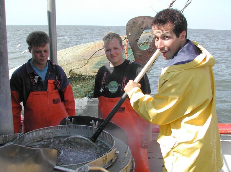 Willi Weitzel auf einem Krabbenkutter in der Nordsee. Hier werden die Krabben direkt nach dem Fang gekocht, um sie haltbarer zu machen. – Bild: BR/​Megaherz