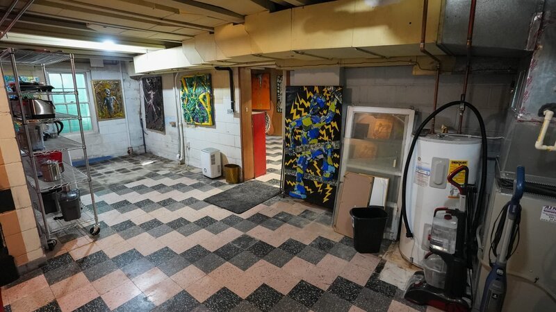 Basement of the Joe and Jacks Amazing Technicolor Prison house – Bild: Warner Bros. Discovery