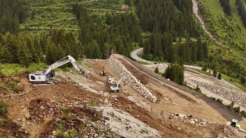 An einem Teilstück der Silvretta-Hochalpenstraße werden neun Meter hohe Dämme zum Schutz der Straße errichtet. – Bild: ORF/Landesstudio Vorarlberg An einem Teilstück der Silvretta-Hochalpenstraße werden neun Meter hohe Dämme zum Schutz der Straße errichtet. – Bild: ORF/Landesstudio Vorarlberg