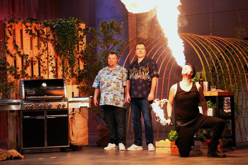Lars Kliefoth (M.) und Jan Bastian Schacht (l.) präsentieren mit Flavourizer einen Geschmackszerstäuber für den geschlossenen Grill. Sie erhoffen sich ein Investment von 75.000 Euro für 10 Prozent der Firmenanteile. – Bild: RTL