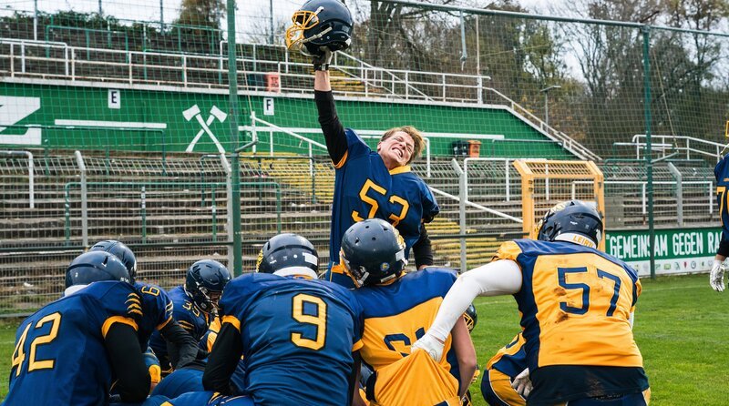 Hanno (Wolfram Grandezka, Mitte) versucht Eindruck bei dem festen Freund seiner Tochter zu gewinnen und spielt in seinem Footballteam mit – Bild: ARD Degeto Film/​W&B Television GmbH/​Thomas Dietze