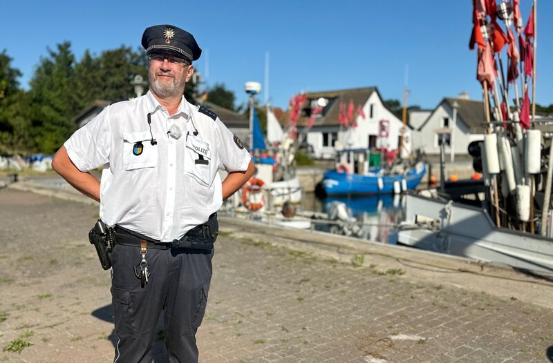 Der einzige ganzjährig auf Hiddensee stationierte Polizist: Polizeihauptmeister Thomas Moritz. – Bild: NDR/Hanse TV Der einzige ganzjährig auf Hiddensee stationierte Polizist: Polizeihauptmeister Thomas Moritz. – Bild: NDR/Hanse TV