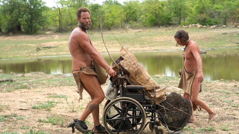 Frank Eytcheson and Joe Prouse walking to their new camp. – Bild: Warner Bros. Discovery