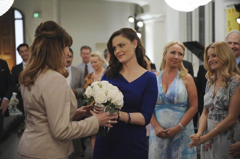 Brennan (Emily Deschanel, r.) mit Booths Mutter Marianne (Joanna Cassidy) – Bild: RTL /​ FOX