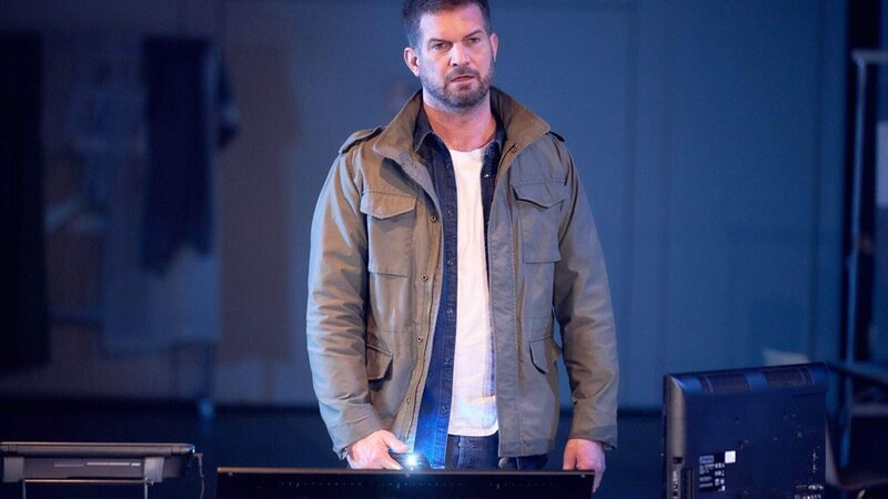David (Simon Böer) findet Eileen, ganz alleine in der Aula. – Bild: RTL /​ Frank Dicks