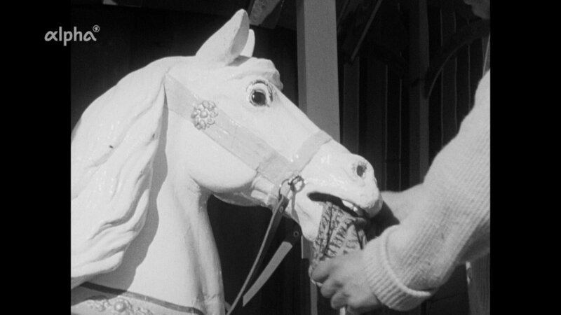 Hinter den Kulissen auf dem Oktoberfest 1960 – Mundpflege beim Karussellpferd. – Bild: BR