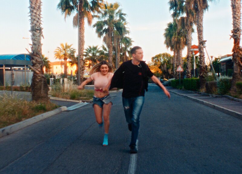 Liane Pougy (Malou Khebizi, r.) und Dino (Idir Azougli, l.) – Bild: WDR/​Wild Bunch, honorarfrei – Verwendung gemäß der AGB im engen inhaltlichen, redaktionellen Zusammenhang mit genannter WDR-Sendung bei Nennung „Bild: WDR/​Wild Bunch“ (S2+). WDR Kommunikation/​Redaktion Bild, Köln, Tel: 0221/​220 -7132 oder -7133, Fax: -777
