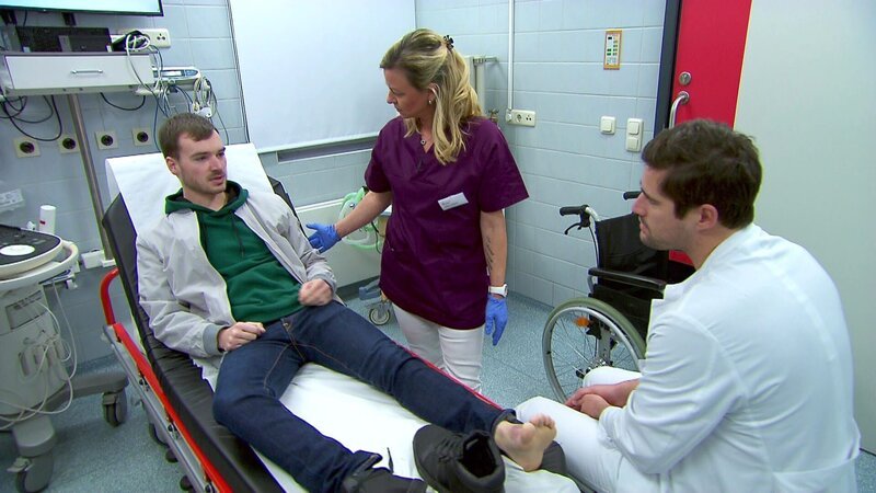 Der Arzt muss herausfinden, wie sich ein junger Patient seine Fußverletzung zugezogen hat. Er sagt nicht die Wahrheit. – Bild: RTLZWEI