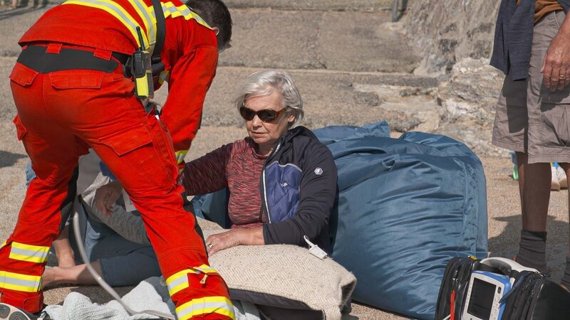 Paramedics with patient Pauline. – Bild: Discovery Communications
