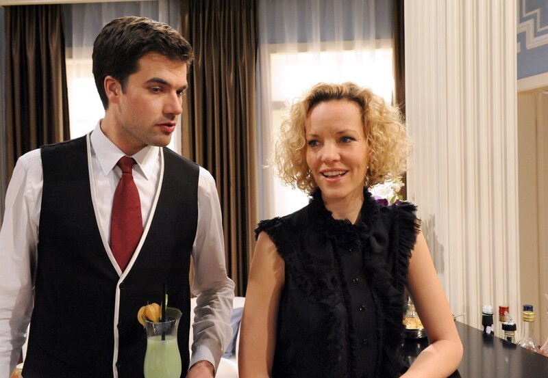 Natascha (Melanie Wiegmann, r.) versucht Konstantin (Moritz Tittel, l.) davon abzubringen, eine Revanche gegen Gonzalo zu spielen. – Bild: ARD/​Ann Paur